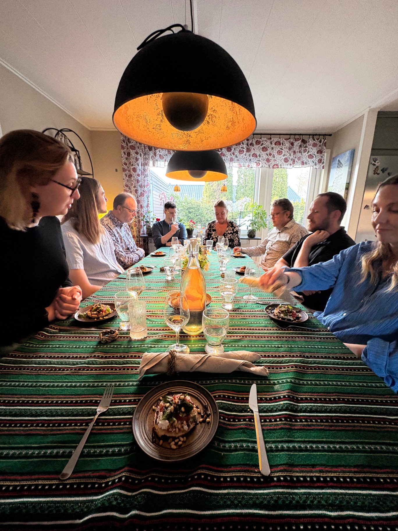 Middag runt långbord